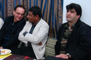 از راست: دکتر اردشیر شهریزاد، دکتر عبدالله عدوانی، دکتر مهران قسمتی‌زاده. نماینده‌ی شیراز از رنگ چهره‌اش بین لاهیجانی‌ها قابل تشخیص است!
