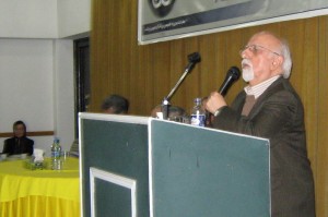 دکتر بهمن مشفقی با دو انتقاد: مجمع با تاخیر شروع شد و در هیات رییسه‌ی مجمع جای جوانان و بانوان خالی بود.
